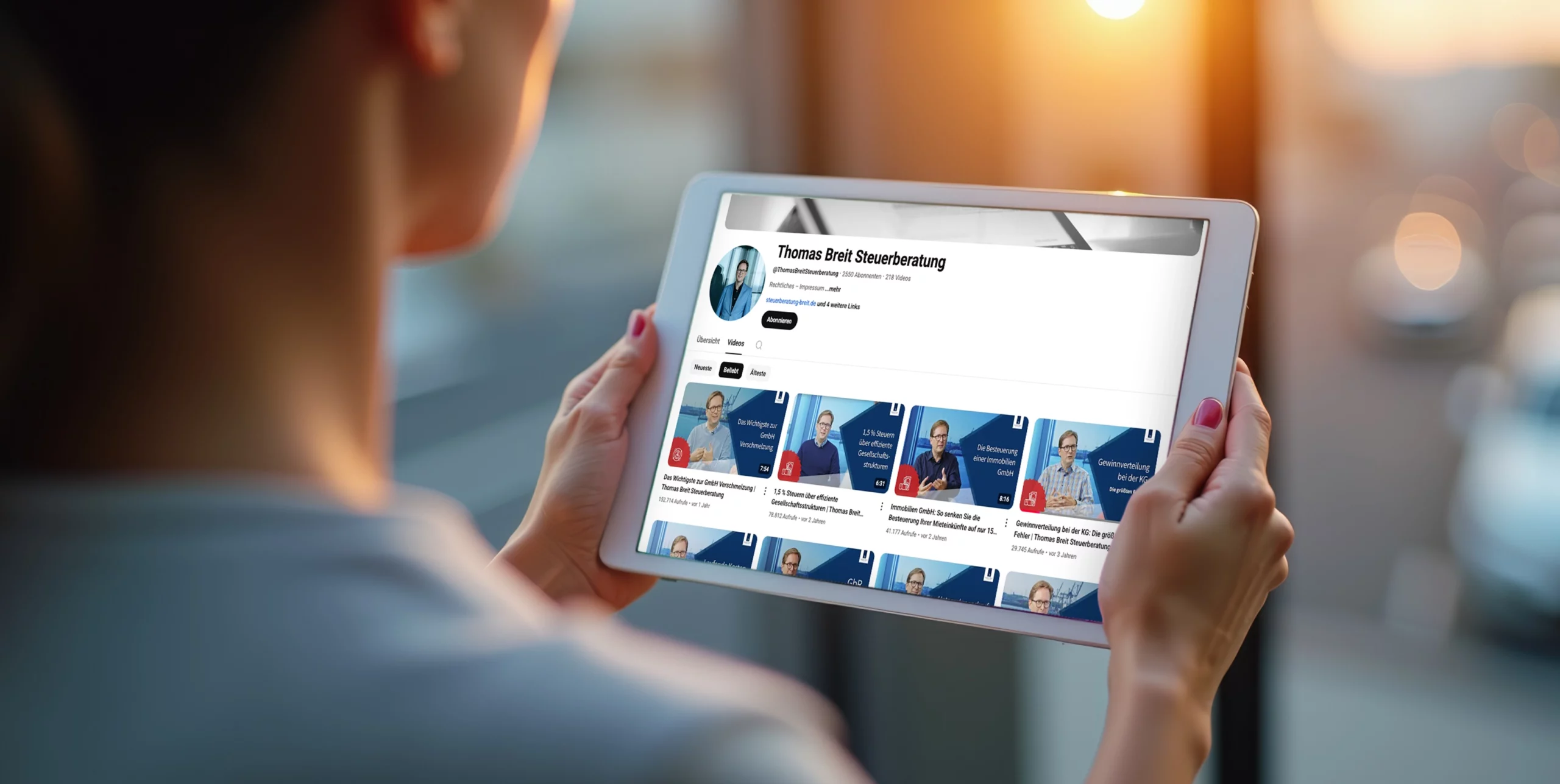 Symbolbild erfolgreichste Youtube Videos Frau von hinten am Tablet