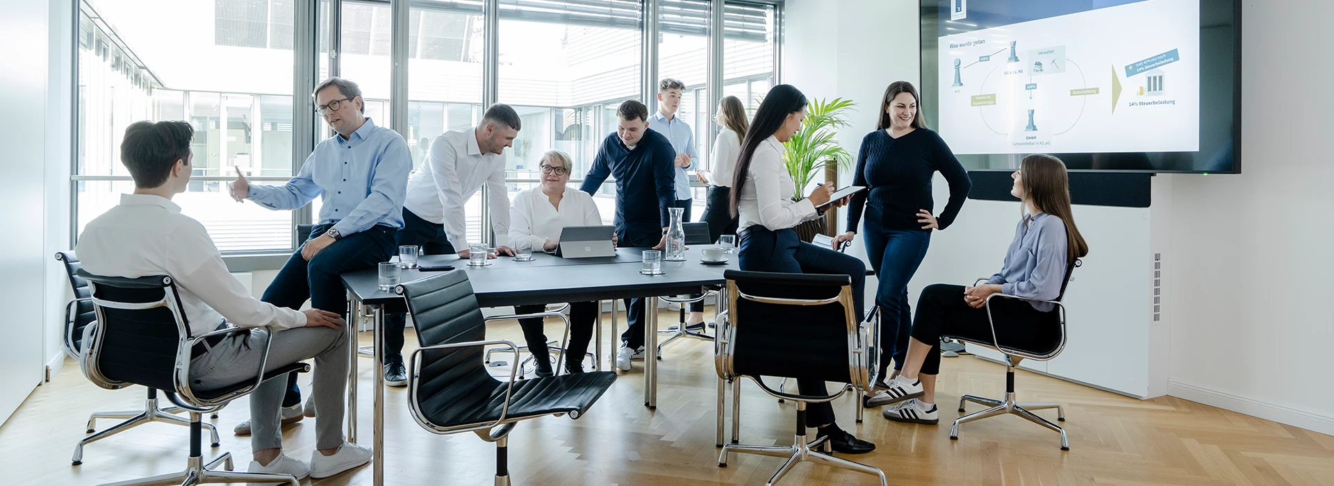 Team der Thomas Breit Steuerberatung im Konferenzraum