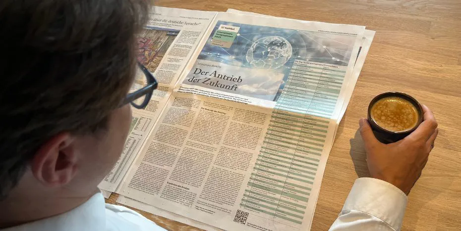 Thomas Breit beim Lesen der SZ Platzierungen